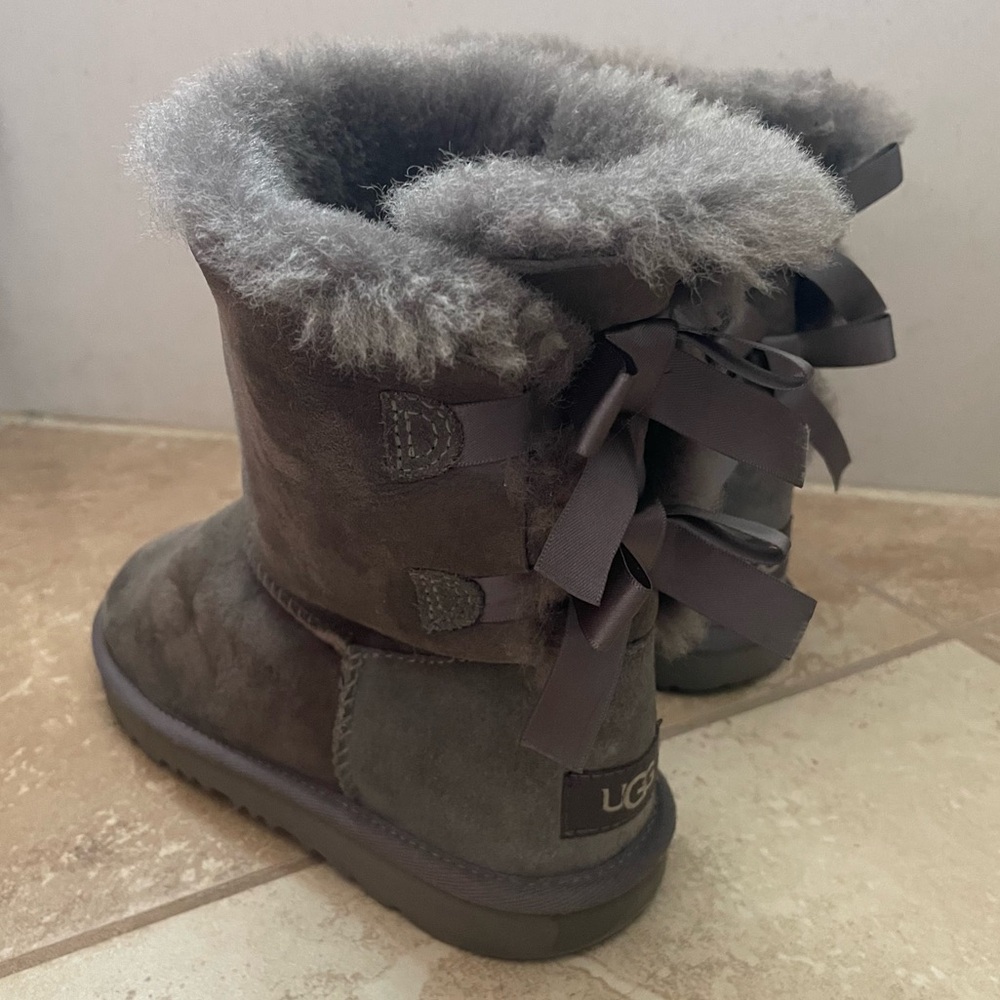 Gray double-bow Uggs size 4